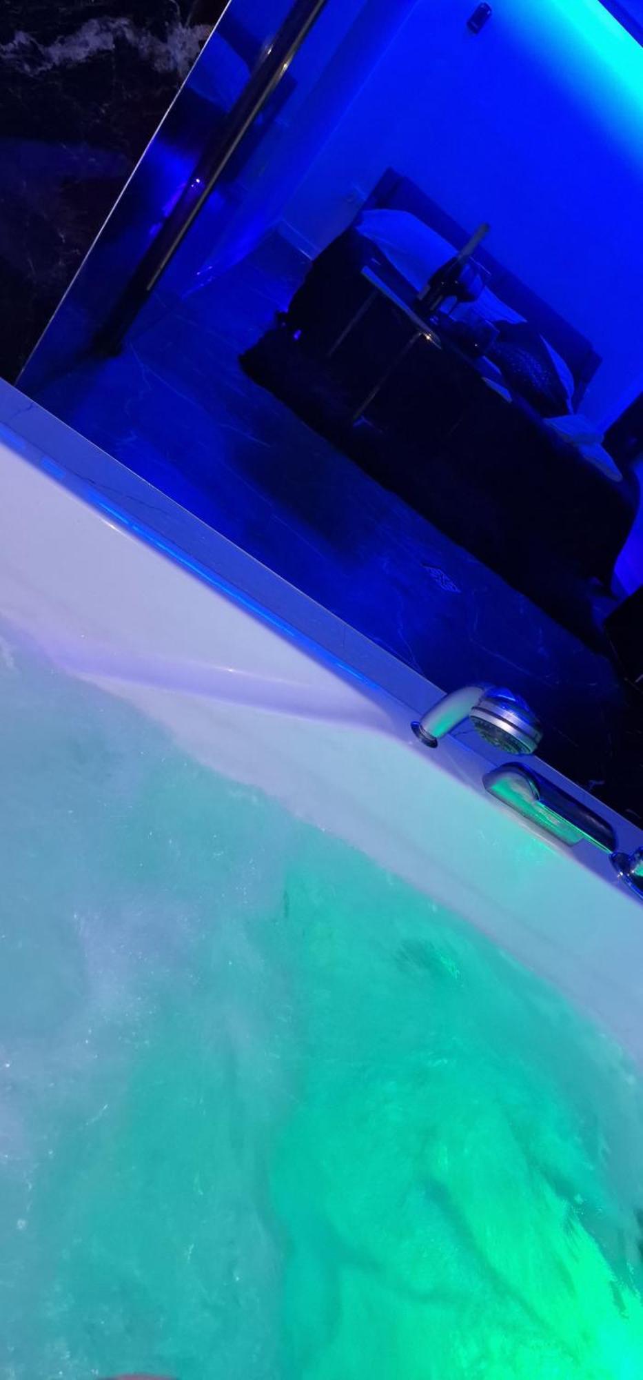 Z Jacuzzi Apartment *